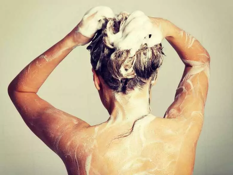 Regeneracja, wzmocnienie i nawilżenie. Wiosenna moc mgiełek do włosów