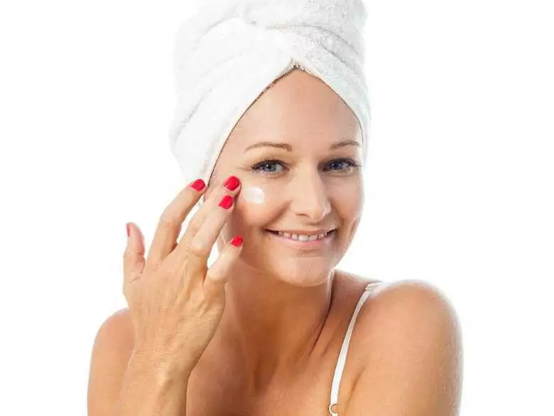 Wysoki SPF w letniej pielęgnacji. Kto potrzebuje maksymalnej fotoprotekcji?