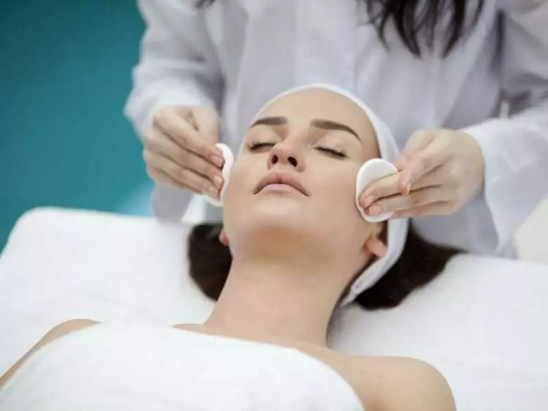 Pielęgnacja skóry kwasami – jak wybrać odpowiedni?