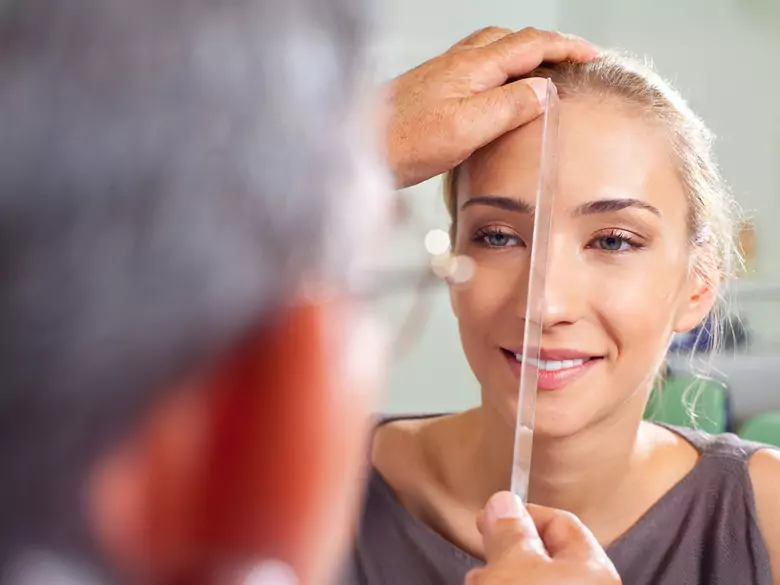 Operacje plastyczne coraz popularniejsze – jak media i technologia wpływają na naszą samoakceptację?