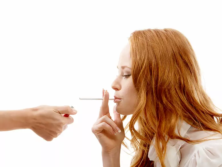 Jak dym papierosowy wpływa na skórę?