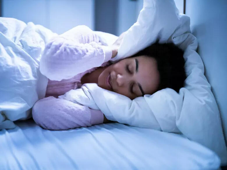 Niewłaściwa pozycja snu powoduje zmarszczki na twarzy