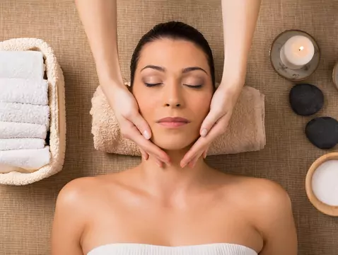 Co może zyskać skóra dzięki manualnym masażom twarzy?