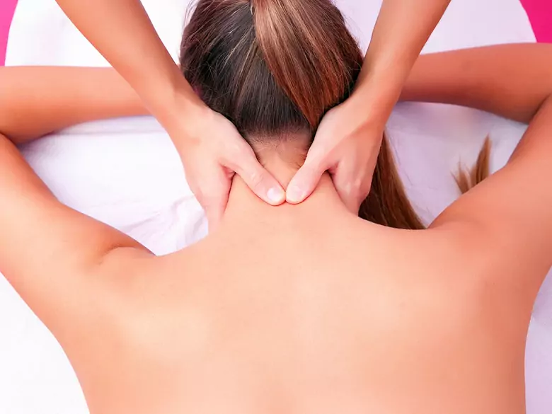 Jak dbać o szyję i dekolt, aby jak najdłużej zachowały młody wygląd?