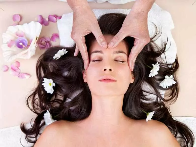 Masaż twarzy jako element pielęgnacji skóry dojrzałej