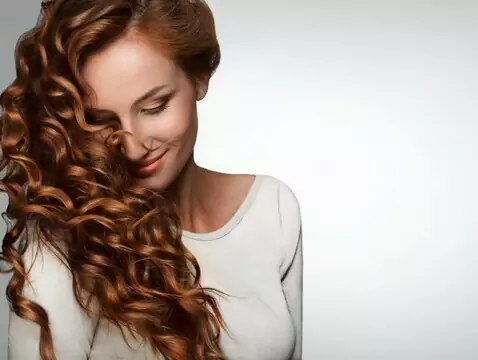 Jakie są letnie trendy w stylizacji włosów?