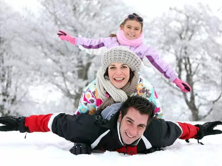 Kosmetyczka na zimowy wyjazd – kosmetolog radzi